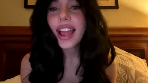 Snapshot of irisbabyyyyyyy chatting on April 19, 2026, 5:18 am irisbabyyyyyyy online show from April 19, 2026, 5:18 am