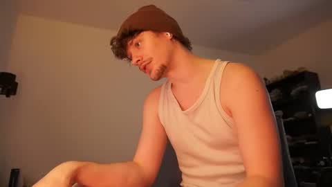 Snapshot of ironthud chatting on December 18, 2025, 9:32 pm Sam online show from December 18, 2025, 9:32 pm