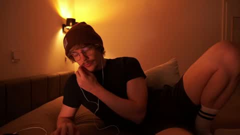 Snapshot of ironthud chatting on April 18, 2026, 10:21 pm Sam online show from April 18, 2026, 10:21 pm