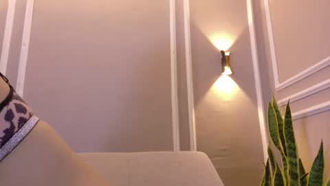 Isabella online show from June 25, 2026, 12:20 pm