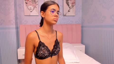 Snapshot of isa_little4u chatting on January 24, 2025, 12:52 am online show from January 24, 2025, 12:52 am