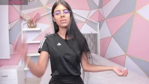 Snapshot of isa_little4u chatting on February 4, 2025, 6:38 pm online show from February 4, 2025, 6:38 pm