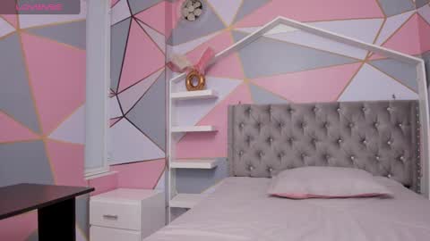 Snapshot of isa_little4u chatting on February 5, 2025, 9:29 pm online show from February 5, 2025, 9:29 pm