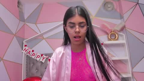 Snapshot of isa_little4u chatting on February 14, 2025, 10:25 pm online show from February 14, 2025, 10:25 pm