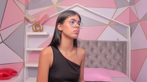 Snapshot of isa_little4u chatting on February 15, 2025, 8:33 pm online show from February 15, 2025, 8:33 pm