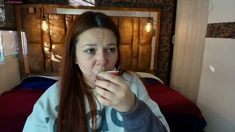 Snapshot of isa_thompson__ chatting on May 9, 2026, 11:59 am I S A online show from May 9, 2026, 11:59 am