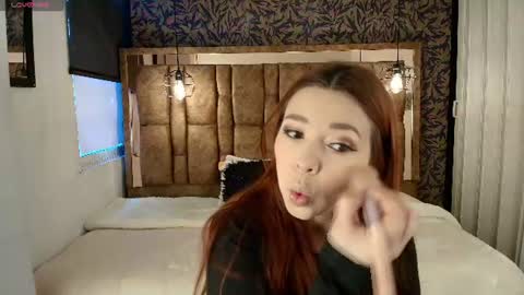 Snapshot of isa_thompson__ chatting on June 24, 2026, 11:42 am I S A online show from June 24, 2026, 11:42 am