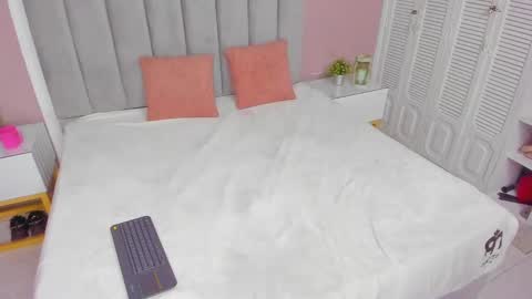 Snapshot of isa_vel chatting on October 3, 2025, 7:44 pm isa_vel online show from October 3, 2025, 7:44 pm