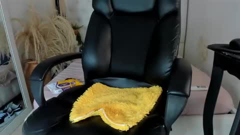 isaac_cryston online show from February 18, 2026, 9:22 pm