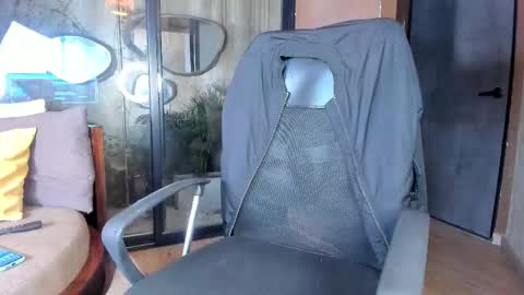 isaac_grimm online show from January 18, 2026, 3:21 am