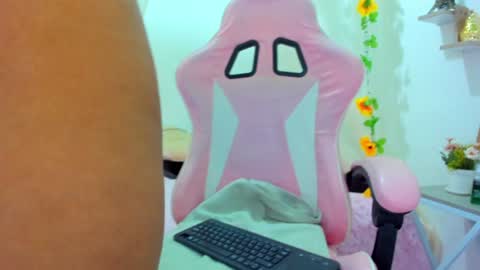 Snapshot of isabela_gonzalez_ chatting on January 7, 2025, 10:43 am ISA online show from January 7, 2025, 10:43 am