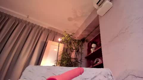 isabelastefano online show from July 7, 2026, 6:47 am