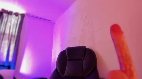 isabella online show from June 3, 2026, 2:33 pm
