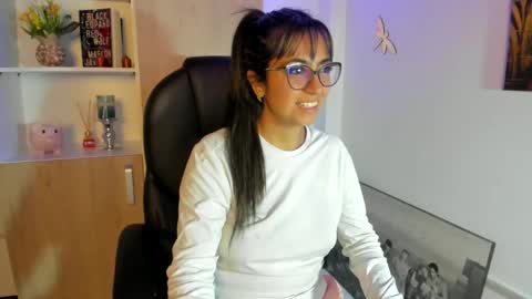 Isabella22 1 online show from February 19, 2025, 3:06 am