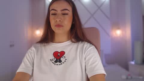 Isa  online show from September 18, 2025, 4:09 pm