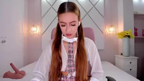 Snapshot of isabella__shine chatting on July 2, 2026, 4:35 pm Isa online show from July 2, 2026, 4:35 pm