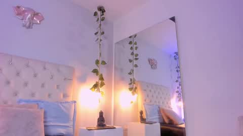 Snapshot of isabella_flowerss chatting on February 19, 2025, 1:51 am online show from February 19, 2025, 1:51 am