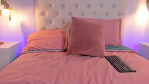 Snapshot of isabella_flowerss chatting on September 24, 2025, 8:45 pm online show from September 24, 2025, 8:45 pm