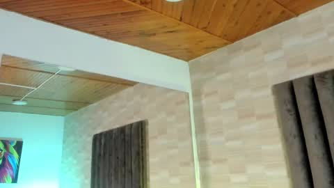 Snapshot of isabella_flowerss chatting on October 22, 2025, 9:20 am online show from October 22, 2025, 9:20 am