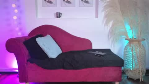 Snapshot of isabella_lt chatting on June 17, 2026, 9:12 am online show from June 17, 2026, 9:12 am