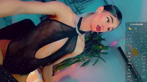 isabellagirs online show from April 7, 2026, 5:35 pm