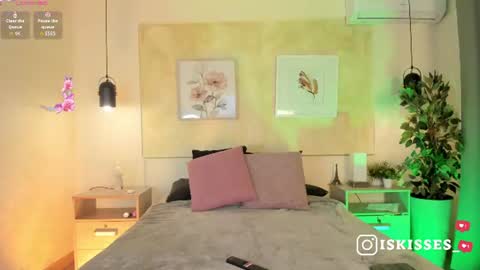 Snapshot of isabellasweet__ chatting on June 10, 2026, 3:50 am online show from June 10, 2026, 3:50 am