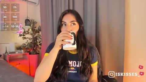 Snapshot of isabellasweet__ chatting on June 18, 2026, 3:40 am online show from June 18, 2026, 3:40 am
