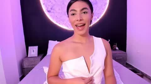 Snapshot of isabellefoxx chatting on March 6, 2025, 1:27 am Isa online show from March 6, 2025, 1:27 am