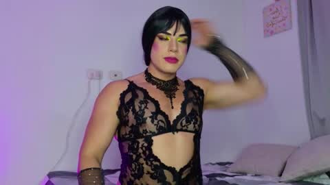 Isabella Hilton online show from October 16, 2025, 6:09 pm