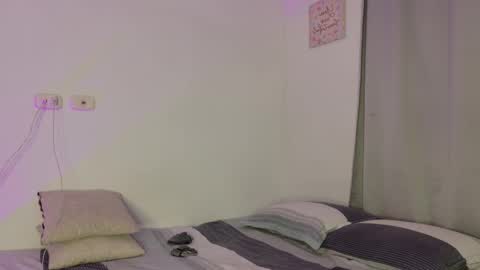 Isabella Hilton online show from December 2, 2025, 8:37 pm