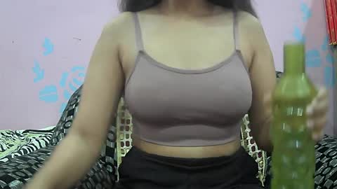 Snapshot of ishika_singh_ chatting on April 5, 2026, 1:14 am ishika_singh_ online show from April 5, 2026, 1:14 am