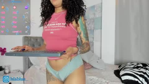 Isla Blue online show from May 3, 2026, 11:11 pm
