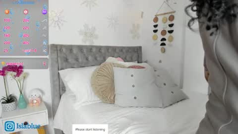 Snapshot of islaa_bluee chatting on June 5, 2026, 11:32 pm Isla Blue online show from June 5, 2026, 11:32 pm