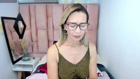 Snapshot of issa_milf__ chatting on May 14, 2026, 1:40 pm ISSA MILF online show from May 14, 2026, 1:40 pm