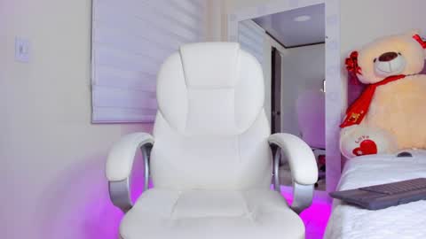 Isa  online show from February 6, 2025, 9:53 am