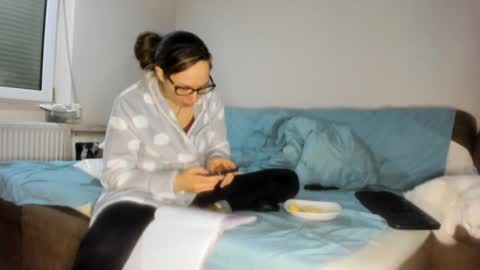 Issabelle online show from February 25, 2025, 6:36 am