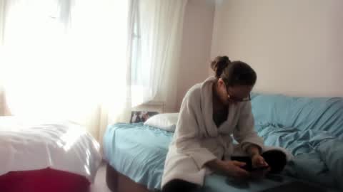 Issabelle online show from March 6, 2025, 8:41 am