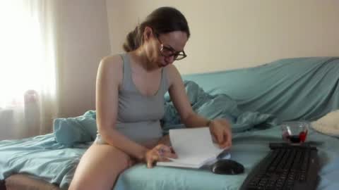 Issabelle online show from April 25, 2026, 4:59 am