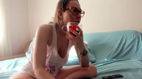 Issabelle online show from April 30, 2026, 5:03 am