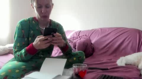 Snapshot of issabelle_69 chatting on June 5, 2026, 4:08 am Issabelle online show from June 5, 2026, 4:08 am