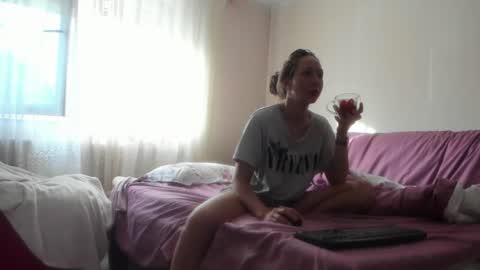Snapshot of issabelle_69 chatting on June 17, 2026, 4:15 am Issabelle online show from June 17, 2026, 4:15 am
