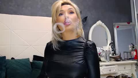 IssaSmyth online show from September 29, 2025, 6:18 am