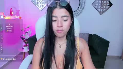 issi_loren online show from December 22, 2025, 9:34 pm