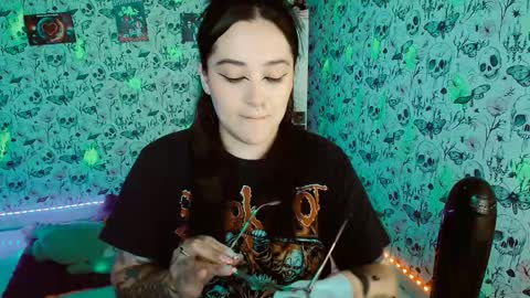 Snapshot of issis_demon chatting on October 5, 2025, 4:22 am Yiz online show from October 5, 2025, 4:22 am