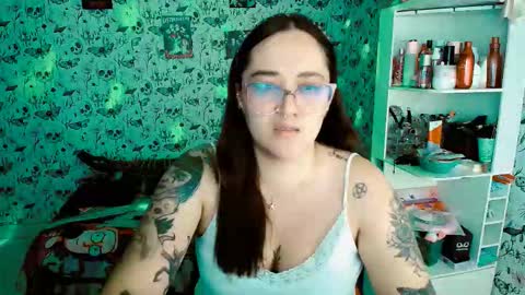 Snapshot of issis_demon chatting on December 14, 2025, 3:45 am Yiz online show from December 14, 2025, 3:45 am