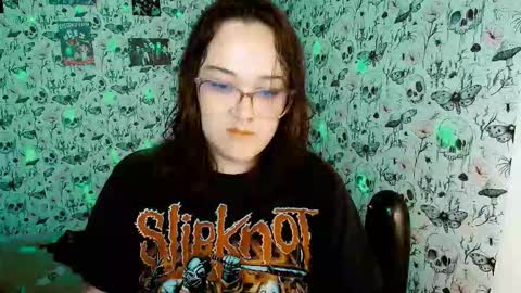 Snapshot of issis_demon chatting on February 17, 2026, 3:25 am Yiz online show from February 17, 2026, 3:25 am