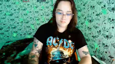 Snapshot of issis_demon chatting on March 3, 2026, 4:51 am Yiz online show from March 3, 2026, 4:51 am