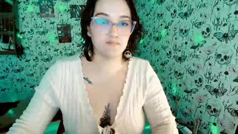 Yiz online show from May 3, 2026, 12:49 am
