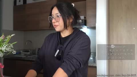 Snapshot of its_jessi chatting on September 24, 2025, 8:23 pm Jessi online show from September 24, 2025, 8:23 pm