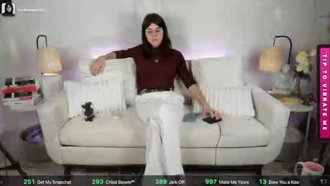 Snapshot of itschloelaurent chatting on May 25, 2026, 3:45 am itschloelaurent online show from May 25, 2026, 3:45 am